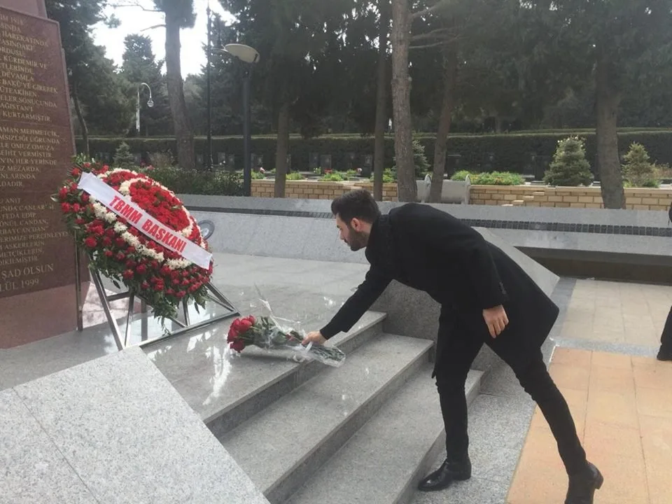 EKSKLÜZİV: Sibel Can Şəhidlər Xiyabanında - FOTO - VİDEO