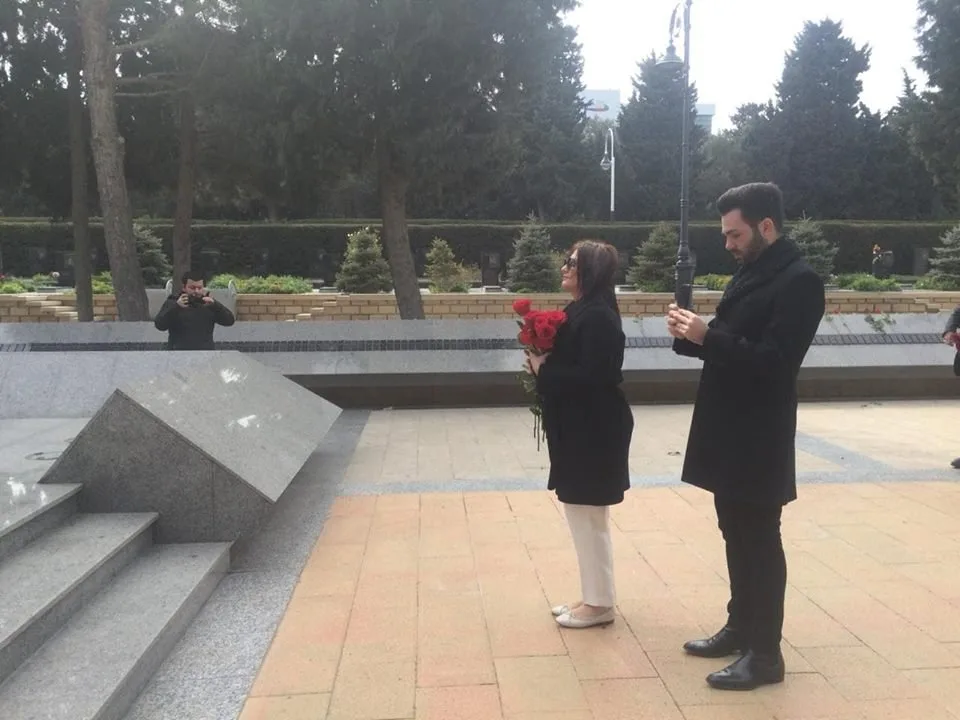 EKSKLÜZİV: Sibel Can Şəhidlər Xiyabanında - FOTO - VİDEO