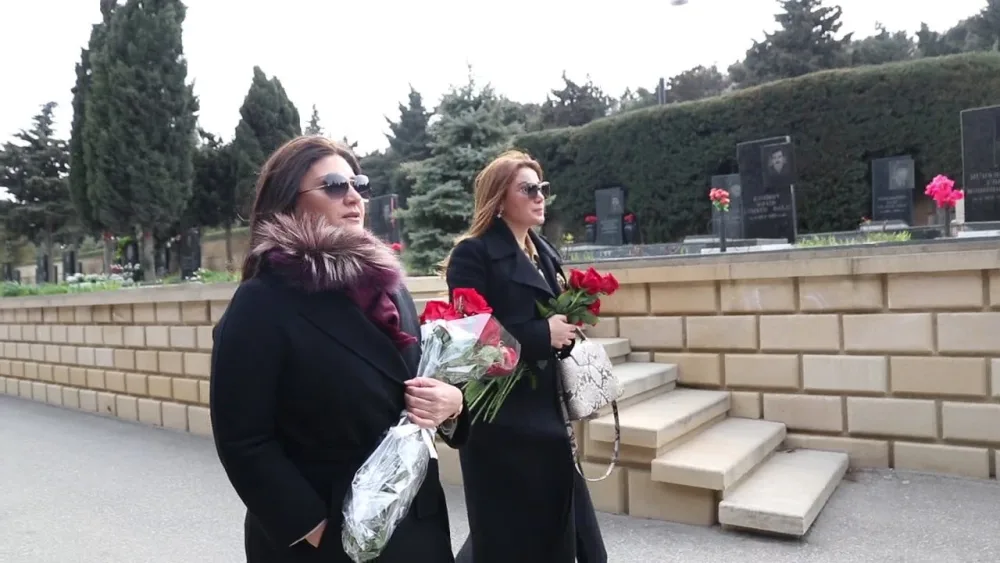 EKSKLÜZİV: Sibel Can Şəhidlər Xiyabanında - FOTO - VİDEO