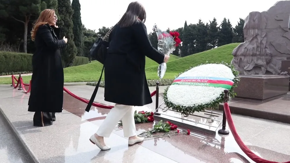 EKSKLÜZİV: Sibel Can Heydər Əliyevin məzarını ziyarət etdi FOTO - VİDEO