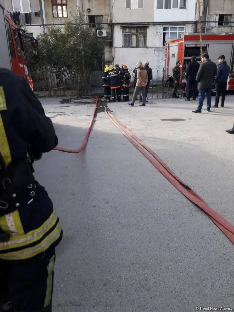 Binəqədidə yaşayış binasında yanğın - FOTO