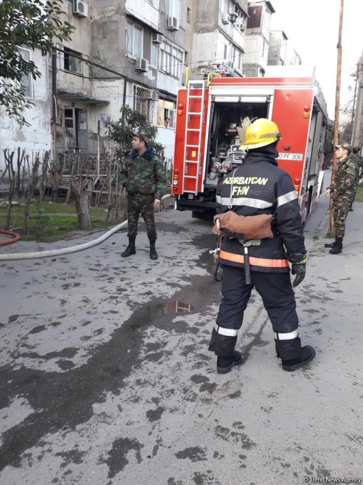 Binəqədidə yaşayış binasında yanğın - FOTO