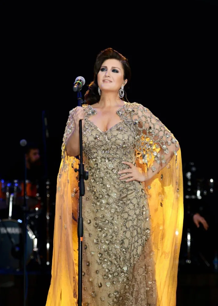 Sibel Can konsert zamanı hücuma məruz qaldı - FOTO - VİDEO