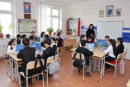 Ekspert: "Təhsilin əlçatanlılıq prinsipini Təhsil nazirliyi kobud şəkildə pozur"
