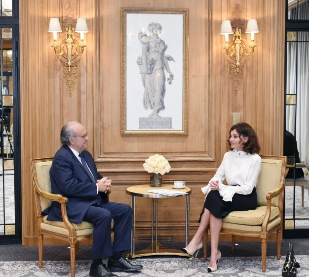 Mehriban Əliyeva Fransanın Milli Xərçəng İnstitutunun təsisçisi ilə görüşüb