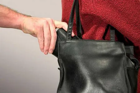 Bakıda avtobusda qadını soydular