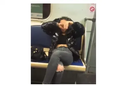 Metroda göbəyini açıb oynayan qız rəzil oldu - VİDEO
