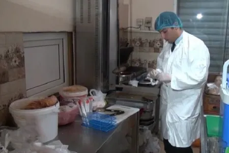 Bakıda 7 tələbənin zəhərləndiyi dönərxanadan iyrənc görüntülər - VİDEO