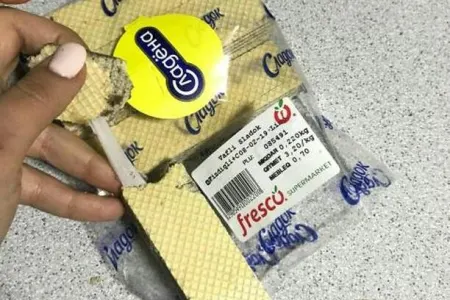 ŞOK: Bakıda vaflinin içindən rezin əlcək çıxdı – EKSKLÜZİV - FOTO - VİDEO