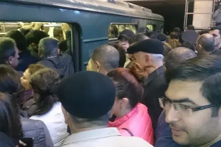 Bakı metrosunda izdiham – PROBLEM YAŞANDI