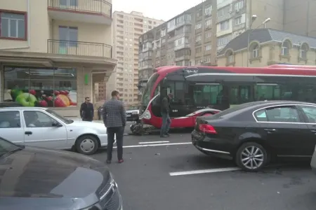 Bakıda avtobusla toqquşan motosikletçi xəstəxanaya aparıldı - FOTO