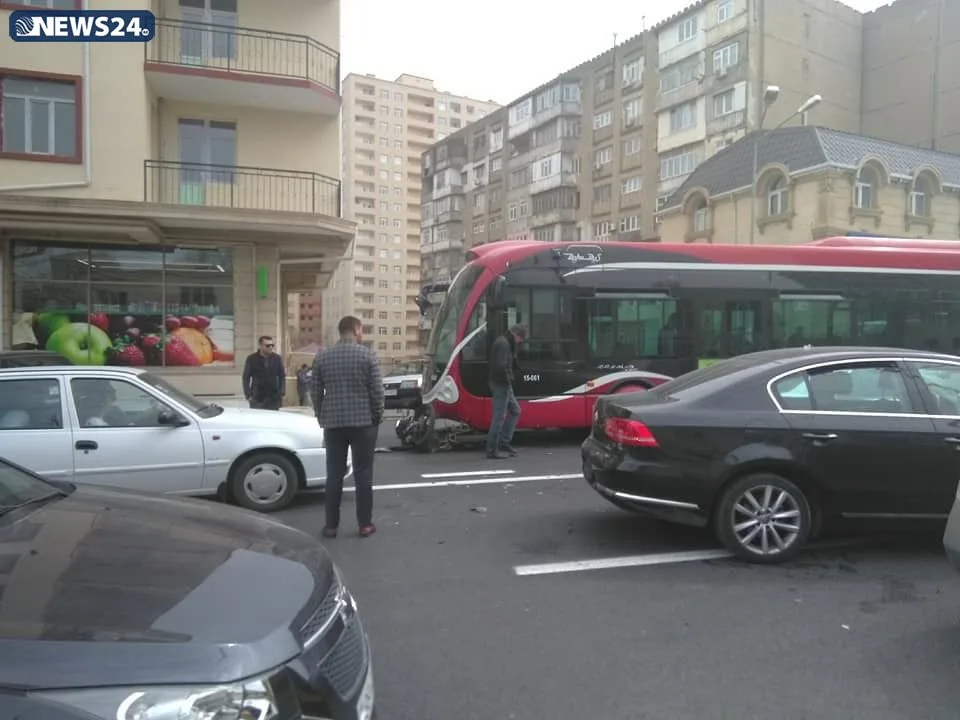 Bakıda avtobusla toqquşan motosikletçi xəstəxanaya aparıldı - FOTO