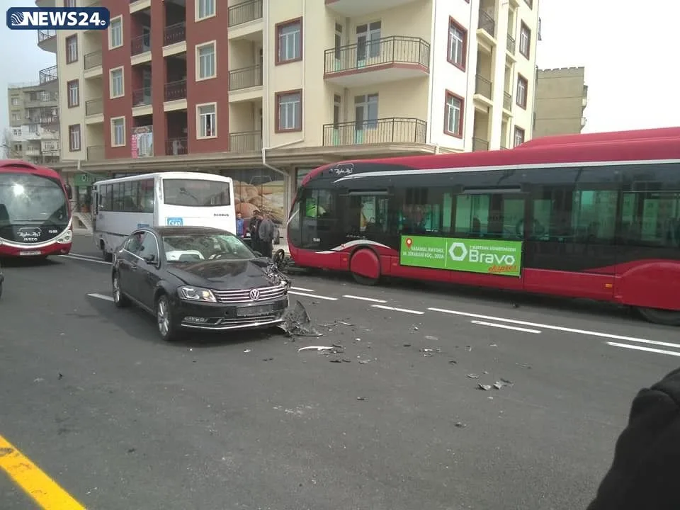 Bakıda avtobusla toqquşan motosikletçi xəstəxanaya aparıldı - FOTO