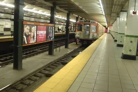 Metroda qadın kişini döydü - FOTO