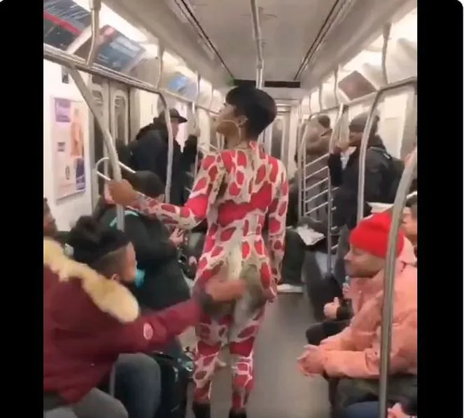 Metroda qadın kişini döydü - FOTO