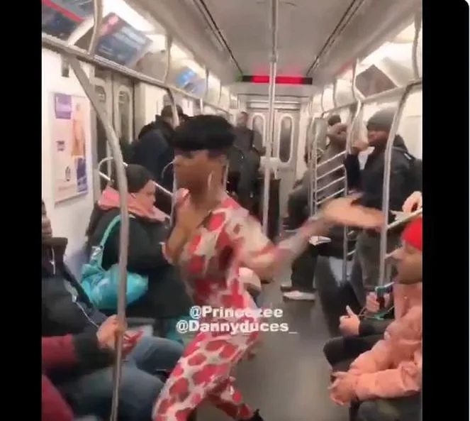 Metroda qadın kişini döydü - FOTO