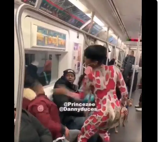 Metroda qadın kişini döydü - FOTO