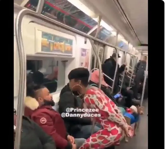 Metroda qadın kişini döydü - FOTO