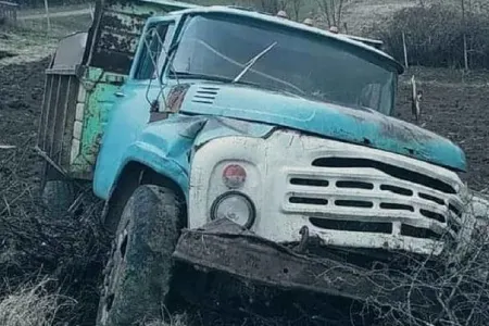 Gənc oğlan yük maşınının altında qalıb öldü