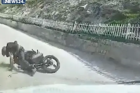 Qaradağda toqquşmadan qaçan motosiklet belə aşdı - VİDEO