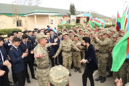 Azərbaycan əsgərləri müğənnilərlə belə rəqs etdilər – FOTO - VİDEO - YENİLƏNİB