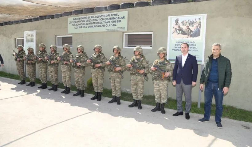 Azərbaycan əsgərləri müğənnilərlə belə rəqs etdilər – FOTO - VİDEO - YENİLƏNİB