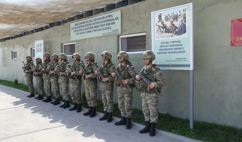 Azərbaycan əsgərləri müğənnilərlə belə rəqs etdilər – FOTO - VİDEO - YENİLƏNİB