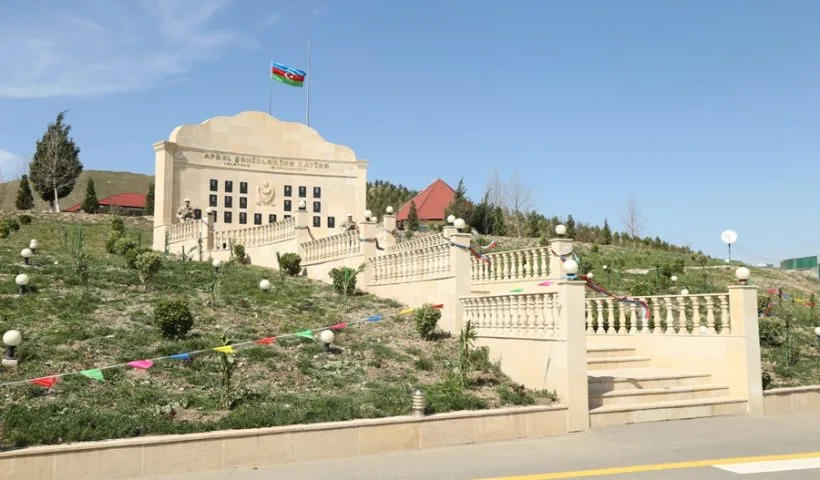 Azərbaycan əsgərləri müğənnilərlə belə rəqs etdilər – FOTO - VİDEO - YENİLƏNİB