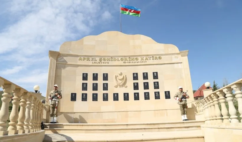 Azərbaycan əsgərləri müğənnilərlə belə rəqs etdilər – FOTO - VİDEO - YENİLƏNİB