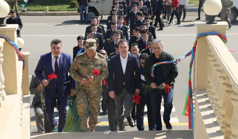 Azərbaycan əsgərləri müğənnilərlə belə rəqs etdilər – FOTO - VİDEO - YENİLƏNİB