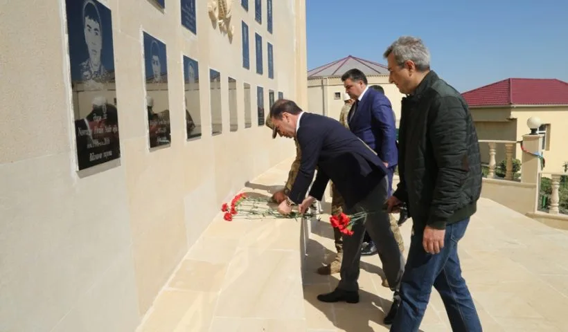 Azərbaycan əsgərləri müğənnilərlə belə rəqs etdilər – FOTO - VİDEO - YENİLƏNİB