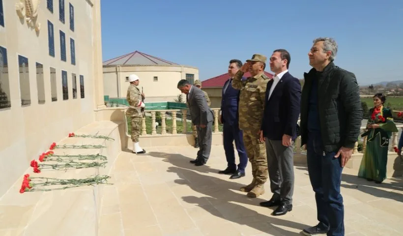 Azərbaycan əsgərləri müğənnilərlə belə rəqs etdilər – FOTO - VİDEO - YENİLƏNİB