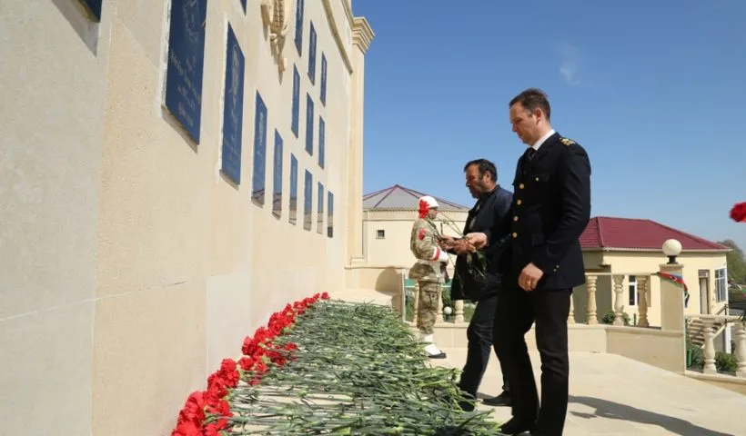 Azərbaycan əsgərləri müğənnilərlə belə rəqs etdilər – FOTO - VİDEO - YENİLƏNİB