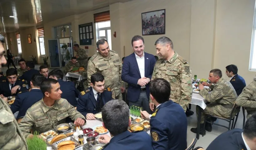 Azərbaycan əsgərləri müğənnilərlə belə rəqs etdilər – FOTO - VİDEO - YENİLƏNİB