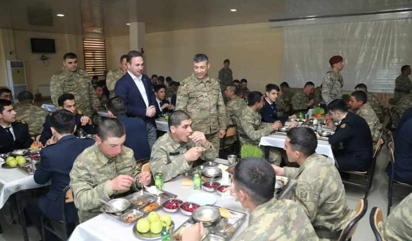 Azərbaycan əsgərləri müğənnilərlə belə rəqs etdilər – FOTO - VİDEO - YENİLƏNİB