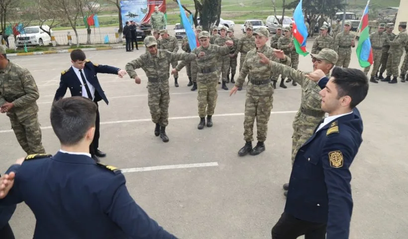 Azərbaycan əsgərləri müğənnilərlə belə rəqs etdilər – FOTO - VİDEO - YENİLƏNİB
