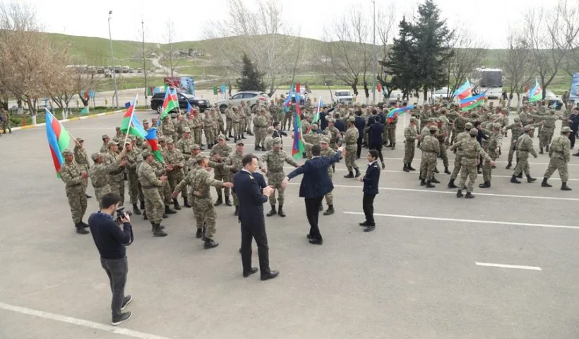 Azərbaycan əsgərləri müğənnilərlə belə rəqs etdilər – FOTO - VİDEO - YENİLƏNİB