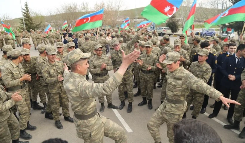 Azərbaycan əsgərləri müğənnilərlə belə rəqs etdilər – FOTO - VİDEO - YENİLƏNİB