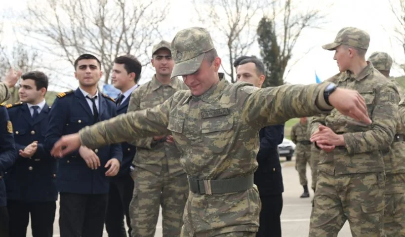 Azərbaycan əsgərləri müğənnilərlə belə rəqs etdilər – FOTO - VİDEO - YENİLƏNİB