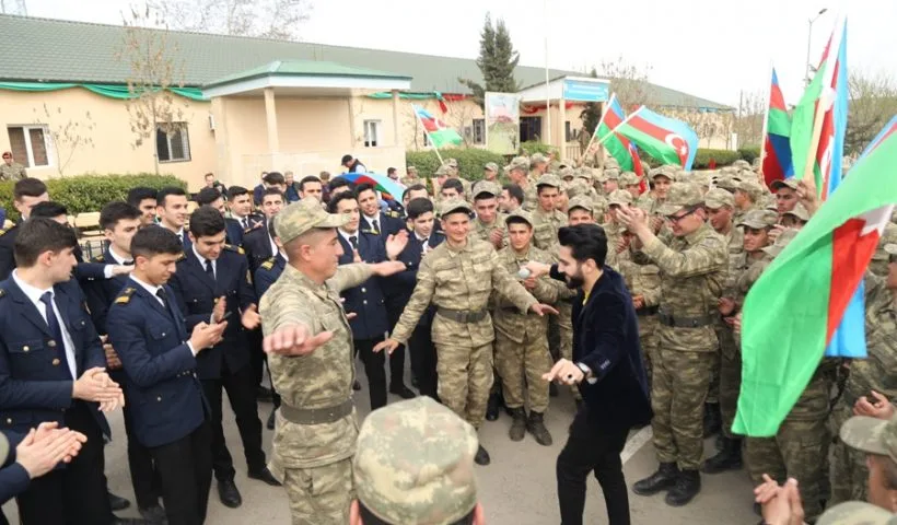 Azərbaycan əsgərləri müğənnilərlə belə rəqs etdilər – FOTO - VİDEO - YENİLƏNİB