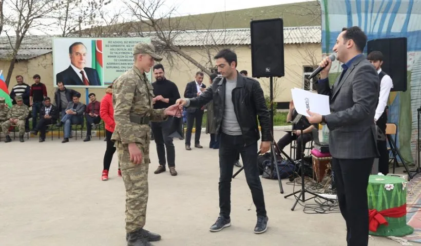 Azərbaycan əsgərləri müğənnilərlə belə rəqs etdilər – FOTO - VİDEO - YENİLƏNİB