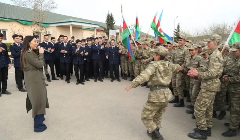 Azərbaycan əsgərləri müğənnilərlə belə rəqs etdilər – FOTO - VİDEO - YENİLƏNİB