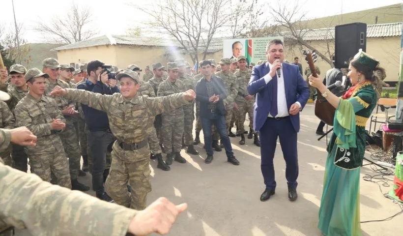 Azərbaycan əsgərləri müğənnilərlə belə rəqs etdilər – FOTO - VİDEO - YENİLƏNİB