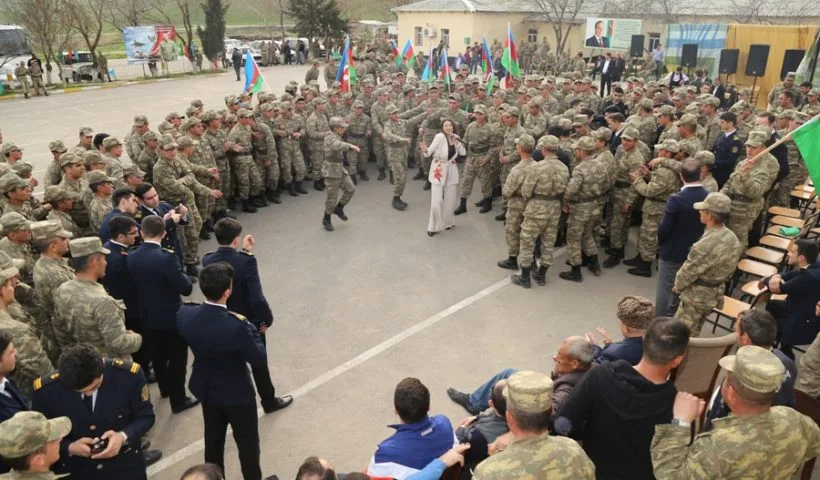 Azərbaycan əsgərləri müğənnilərlə belə rəqs etdilər – FOTO - VİDEO - YENİLƏNİB