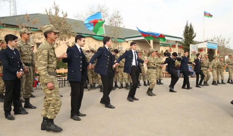 Azərbaycan əsgərləri müğənnilərlə belə rəqs etdilər – FOTO - VİDEO - YENİLƏNİB
