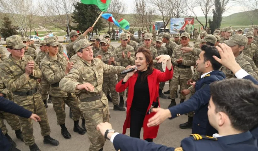 Azərbaycan əsgərləri müğənnilərlə belə rəqs etdilər – FOTO - VİDEO - YENİLƏNİB