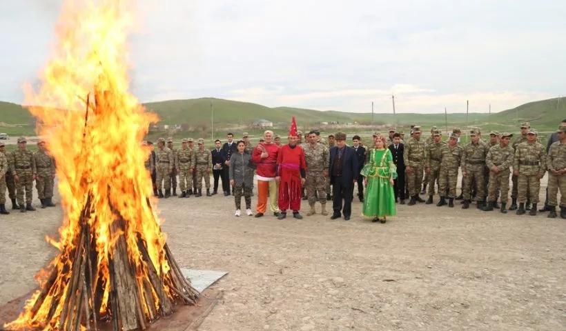 Azərbaycan əsgərləri müğənnilərlə belə rəqs etdilər – FOTO - VİDEO - YENİLƏNİB