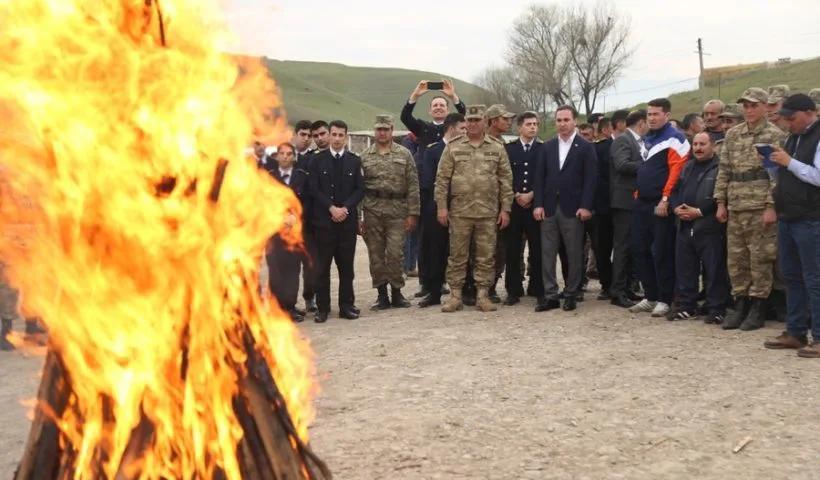 Azərbaycan əsgərləri müğənnilərlə belə rəqs etdilər – FOTO - VİDEO - YENİLƏNİB