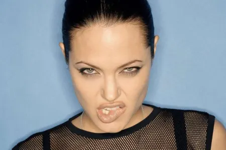 Ancelina Coli kinodan gedir