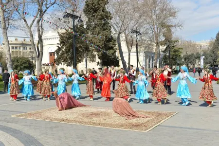 Turistlər Bakıda Novruz festivalında